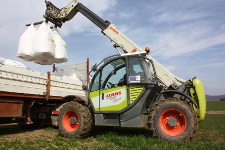 Inovations of fertilizing with Amazone and tractors Claas present Universal NVG
